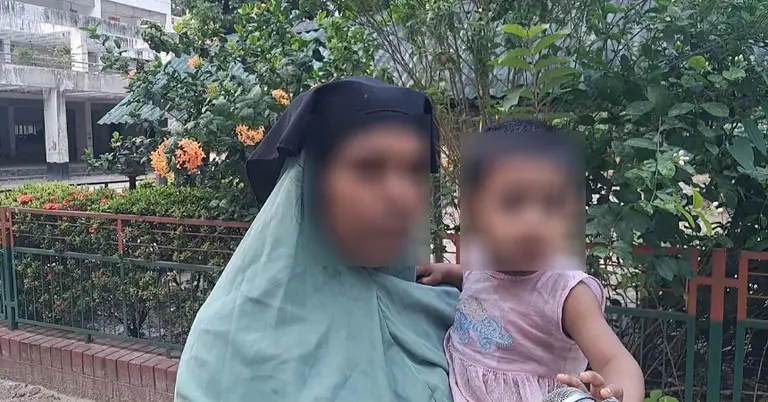 মা পপি বেগমের কোলে কন্যা তানহা আক্তার